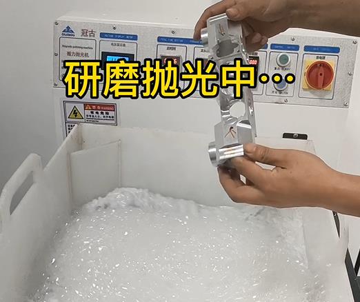 正在CNC機(jī)加工鋁合金零部件去毛刺去刀紋